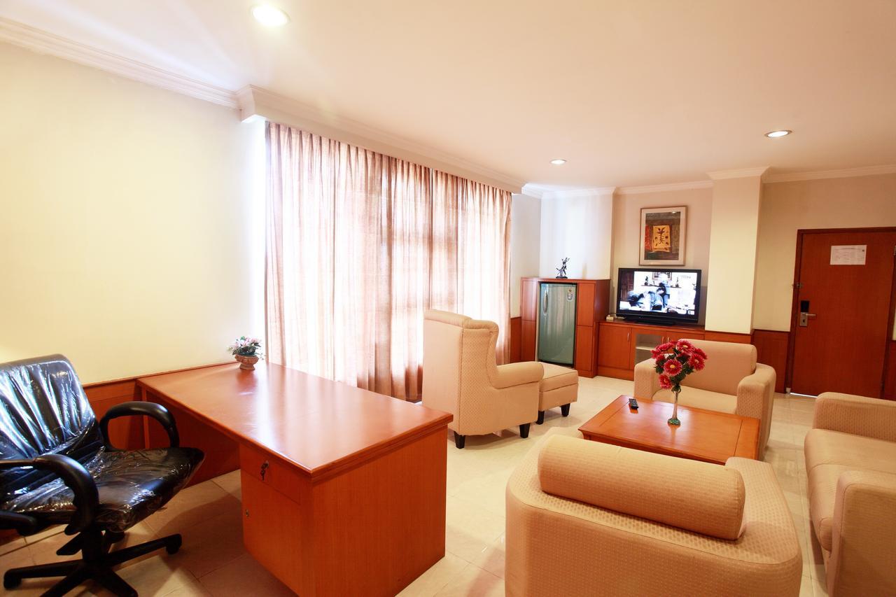 Hotel Horison Plaza Tegal Esterno foto